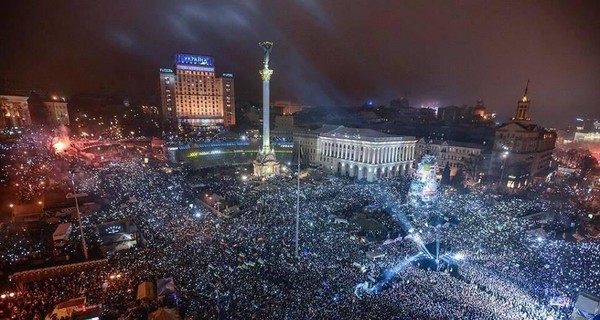 Годовщина Майдана: В центре Киева активисты установили крест небесной сотни