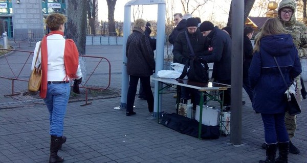 Вход на Майдан только через рамку