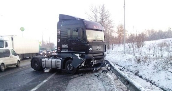 В Киеве внедорожник с двумя детьми угодил под фуру