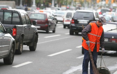 Во Львове дворникам обещают повысить зарплату, увеличив квартплату на 20%