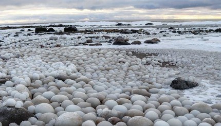 Пляж в Финляндии покрылся ледяными шарами