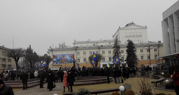 Майдан в Виннице:  Активисты собирают вече и монтируют палатки 