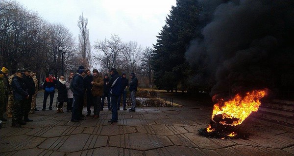 В Черкассах активисты жгут шины и играют на барабанах