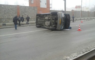 В Запорожье на скользкой дороге перевернулась маршрутка