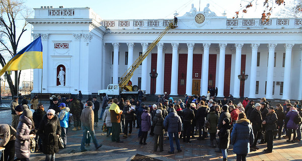 Митинг у одесской мэрии едва не сорвал пес на скейте