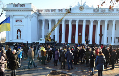 Митинг у одесской мэрии едва не сорвал пес на скейте