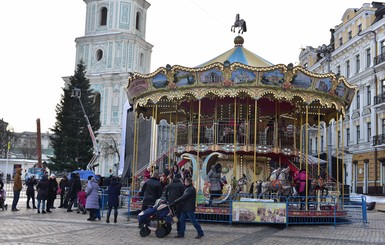 В центре Киева появились фантастические птицы и карусель