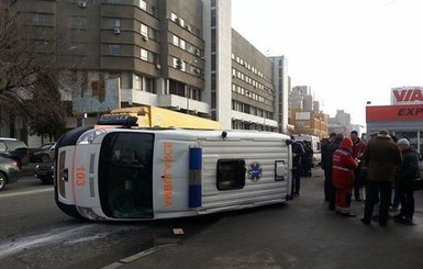 В Киеве перевернулась скорая. Есть пострадавшие