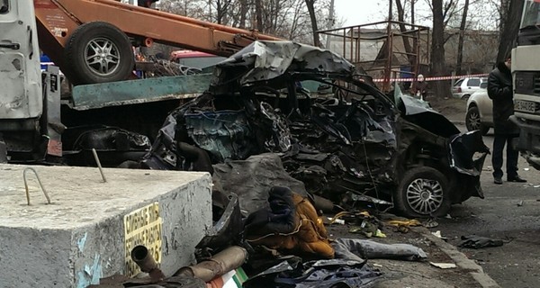 В Днепропетровске грузовик без тормозов на перекрестке снес три автомобиля