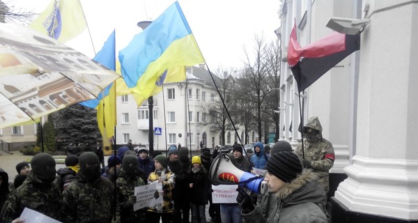 В Тернополе под прокуратуру принесли шины, коктейли Молотова и золотой унитаз