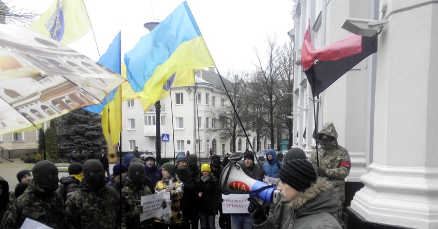 В Тернополе под прокуратуру принесли шины, коктейли Молотова и золотой унитаз