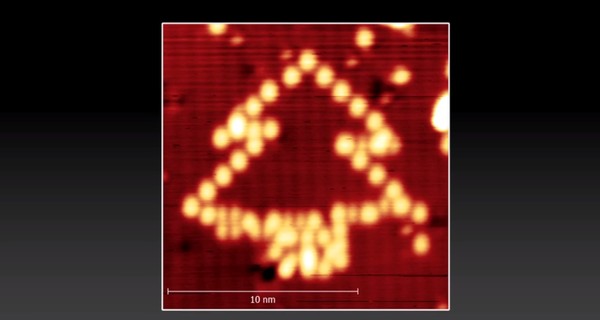 Ученые создали  крошечную новогоднюю елку из 42 атомов