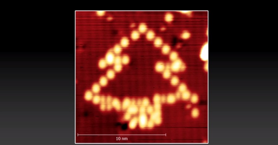 Ученые создали  крошечную новогоднюю елку из 42 атомов