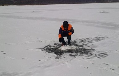 В Киеве рыбак провалился под лед