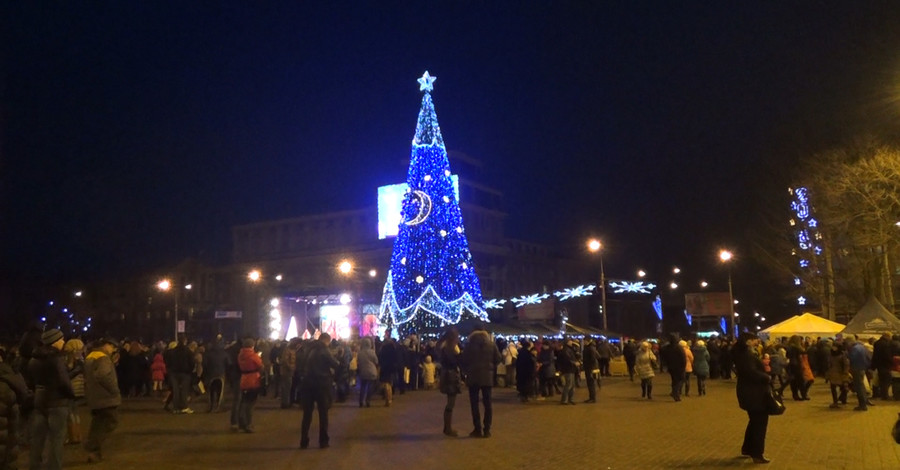 В Донецке зажгли главную елку