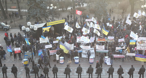 Под Радой столкнулись митингующие и правоохранители