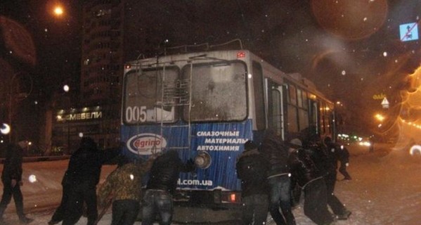 В Запорожье из-за снега люди добирались домой пешком