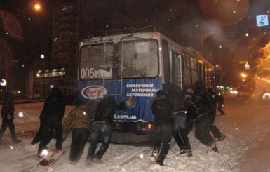 В Запорожье из-за снега люди добирались домой пешком