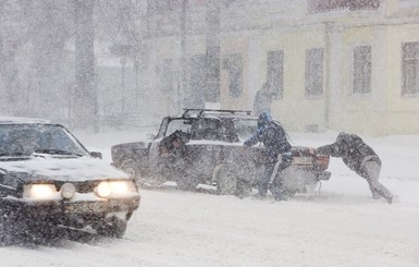 Украину замело снегом на все четыре стороны