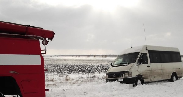 Непогода в Запорожской области: Днепропетровскую трассу пока не открыли, а из снежных заносов спасли 1010 человек