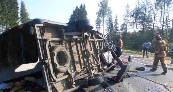 В Беларуси микроавтобус врезался в грузовик, пострадали 11 украинцев