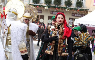 На Рождество львовяне колядуют вместе с вертепами