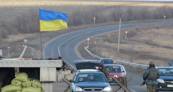 Из-за обстрелов в зоне АТО временно закрыли несколько выездов