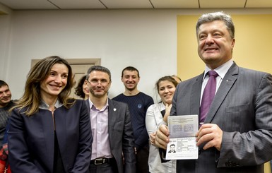 Соцсети: Петр Порошенко пришел за биопаспортом