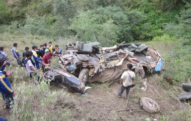 В Малайзии перевернулся и сгорел атобус с пассажирами