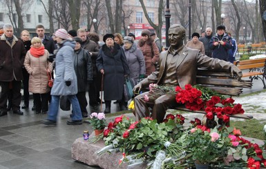 В Кременчуге открыли памятник мэру Бабаеву и закончили расследовать его убийство