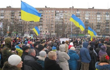 Мариупольцы вышли на митинг-реквием, жителей обстрелянного района эвакуируют