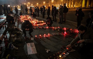 На Майдане почтили погибших в Мариуполе