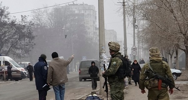 Мужчины Мариуполя собираются в вооруженные отряды обороны