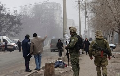 Мужчины Мариуполя собираются в вооруженные отряды обороны