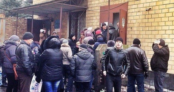 Пункты выдачи пропусков в зону АТО: люди ночуют на парковках и дерутся