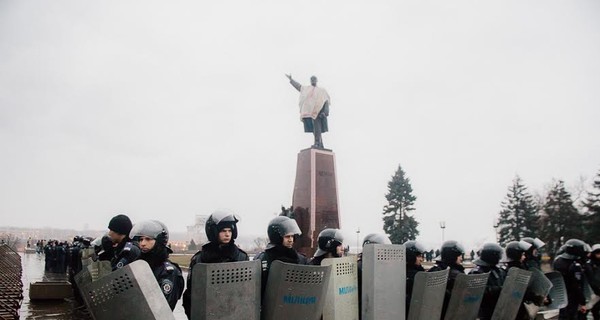 Для защиты памятника Ленину запорожские силовики использовали слезоточивый газ