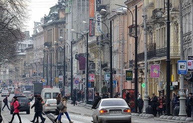 Во Львове столетние уличные фонари отправили на реставрацию