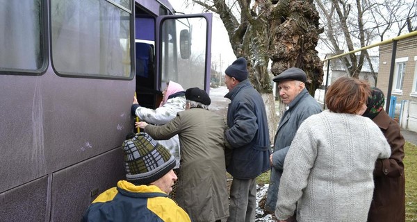 Эвакуация в Дебальцево: оторопевшие люди на фоне руин