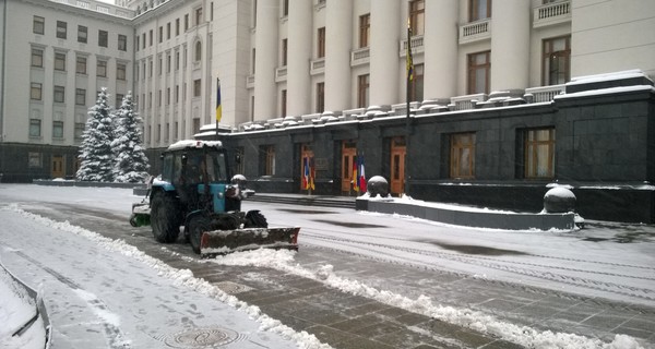 Под АП коммунальщики ведут борьбу со снегом для красной дорожки 