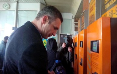 Мэр Киева Кличко купил жетонов на 20 гривен и прокатился в метро