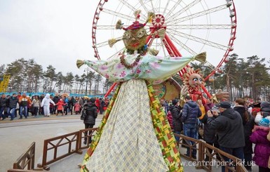 Масленица в Харькове: шествие языческих персонажей и битва на мешках