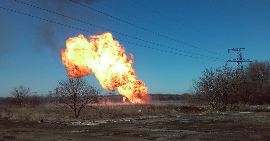 В сети появились фото, как горит газовая станция в окрестностях Дебальцево