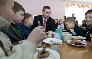 Виталий Кличко позавтракал с киевскими школьниками