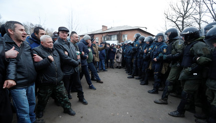 Перекрытые дороги и столкновения с полицией: в Новых Санжарах митинг против размещения эвакуированных из Уханя