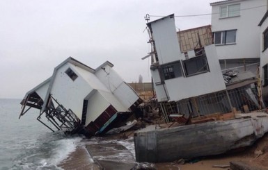 Под Одессой десяток коттеджей сползли в море