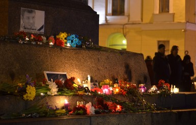 Одесситы в память о Немцове несут цветы к месту последней встречи 