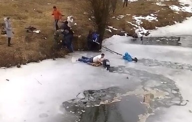 В Ахтырке школьников из реки вытаскивали всей улицей