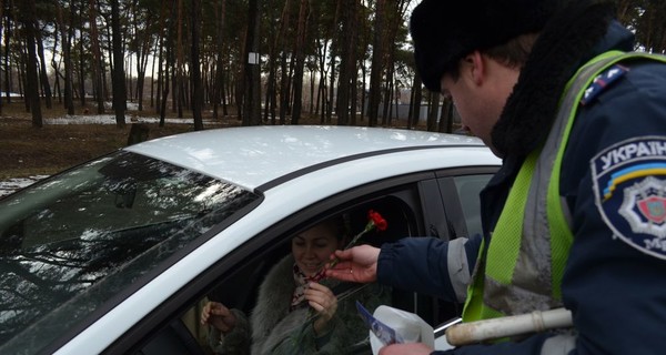 Харьковские гаишники останавливали женщин-водителей, чтобы вручить цветы