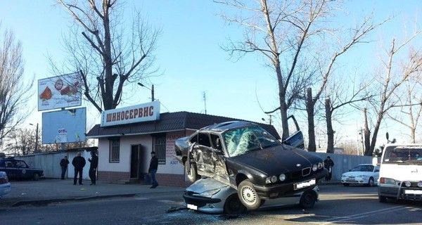 Авария по-одесски: одна машина запрыгнула на другую