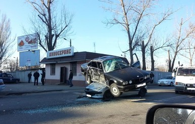 Авария по-одесски: одна машина запрыгнула на другую